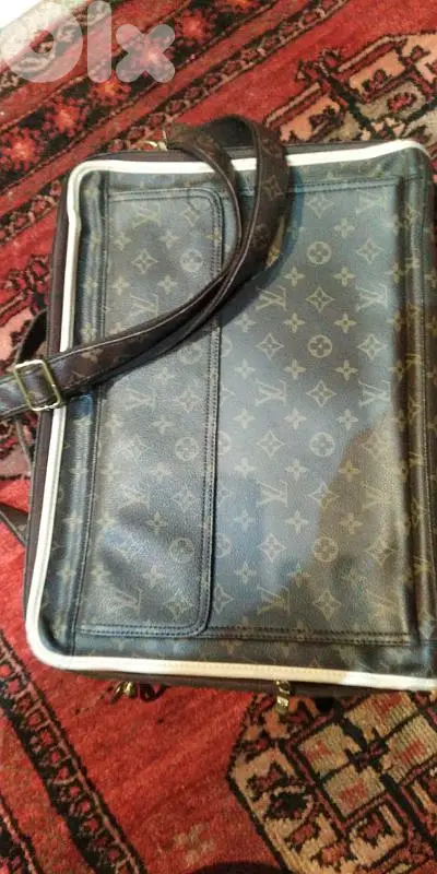 شنطه كتف Louise vuitton