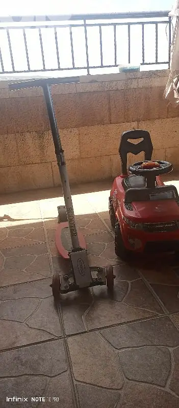 سكوتر مع سيارة ولادية