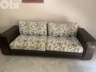 كنبة جلوس ثنائية ظهر جلد  مع جوانب خشب بحالة جيدة