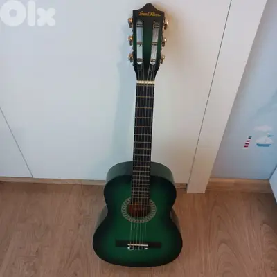 Guitar (Un Quart) good condition for sale
