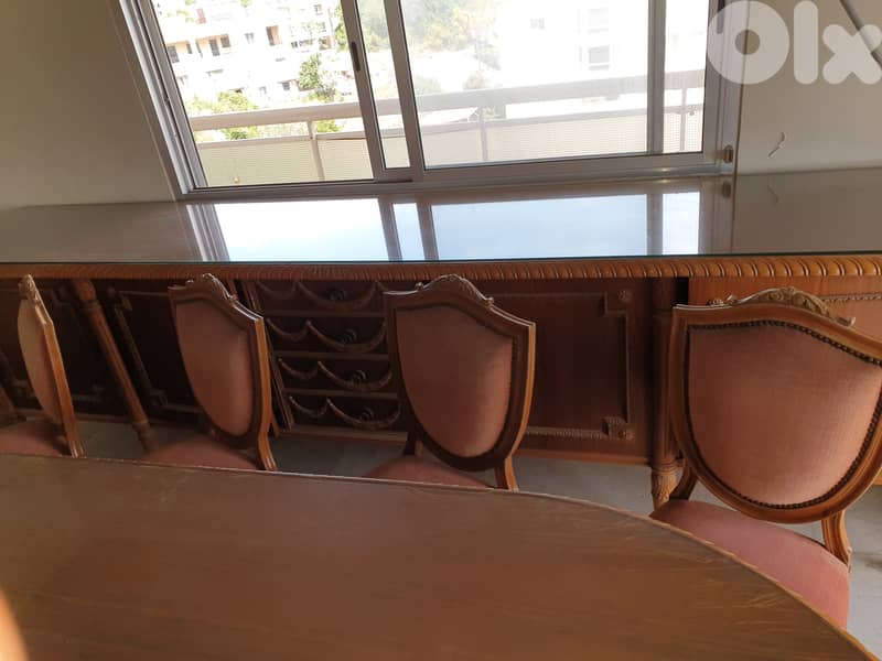 Dining table with bahu 2