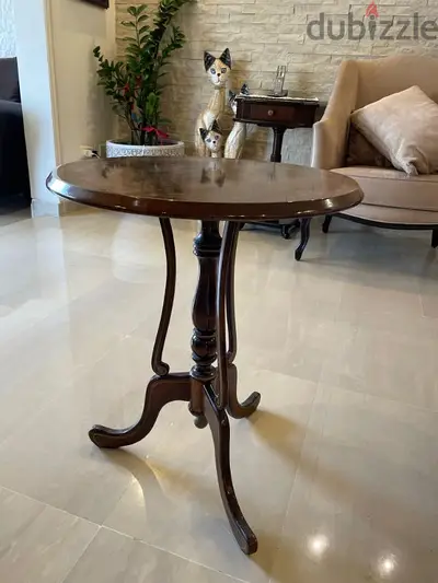 طاولة بحالة جيدة جداً