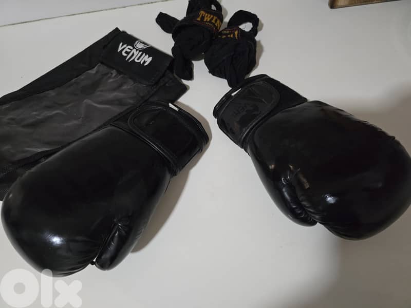 2 sets Boxing gloves size 6 and 8 1