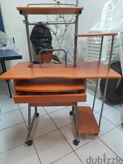 Computer desk with wheels