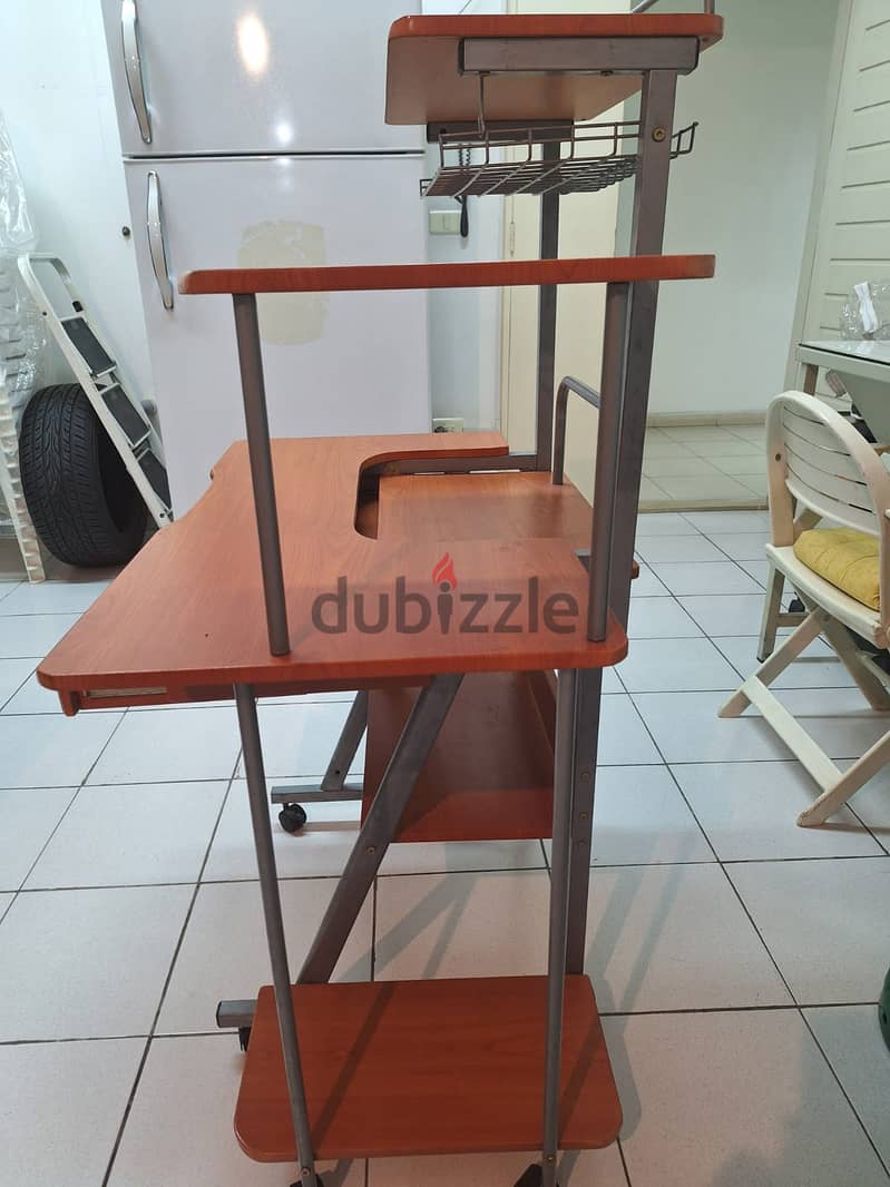 Computer desk with wheels 2
