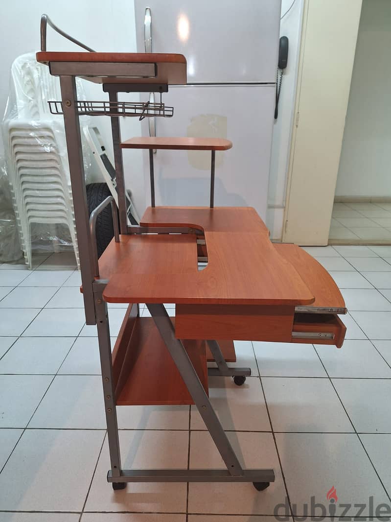 Computer desk with wheels 4