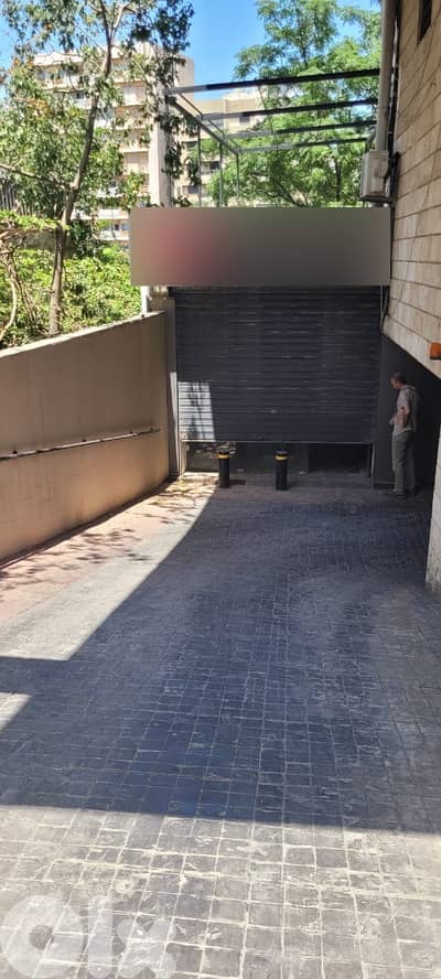 A 465 m2 warehouse for sale in Zalka