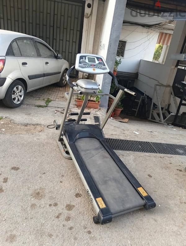 Treadmill like new with twister and vibration 1