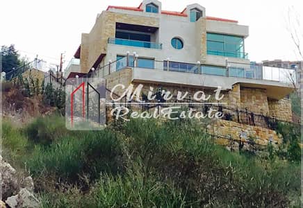 فيلا رائعة للبيع- شملان-مع مسبح وحدائق-مطل بيروت والجبل