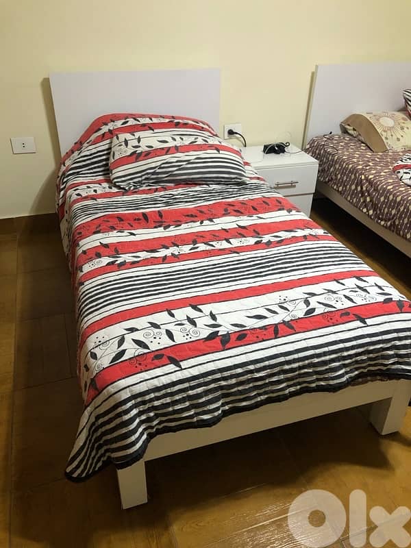 2 bed and 2 mattress in a good condition and one comode 0