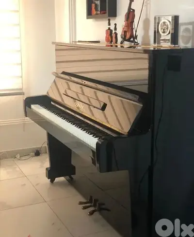 Yamaha piano acoustic made in Japan like new tuning warranty