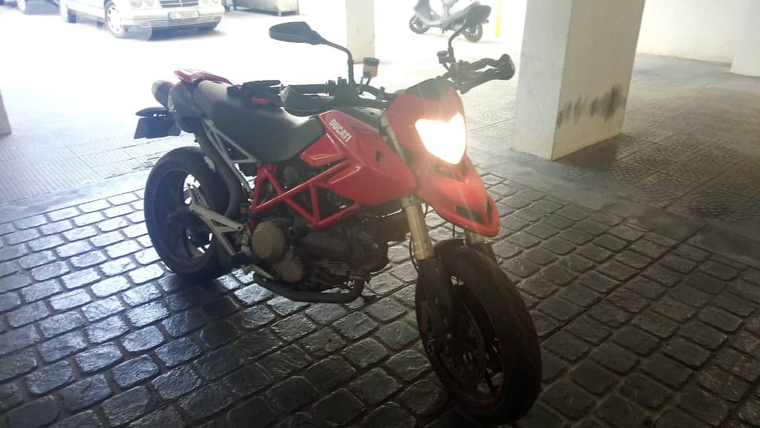 Ducati Hyprmotard 1100S 1