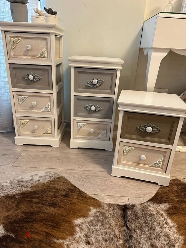 3 wooden cabinets 0