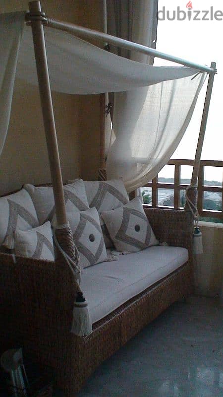 Baldaquin sofa 1