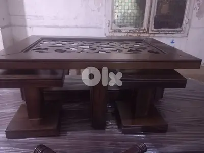طاولة نص لصالون مع اربع طاولات صغار ملبسة قشر افركيه