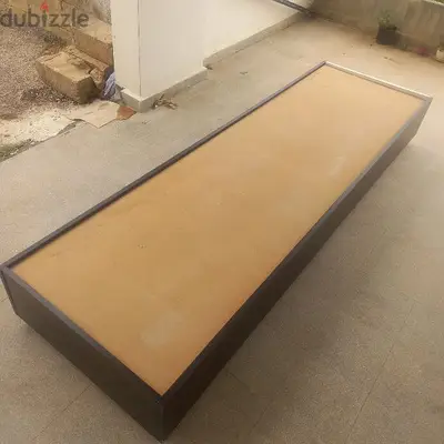 مقعد لون اسود عدد  ٢