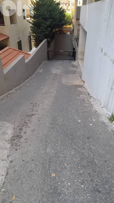 Warehouse for sale in Hadath Baabda , Small Pickup entrance
