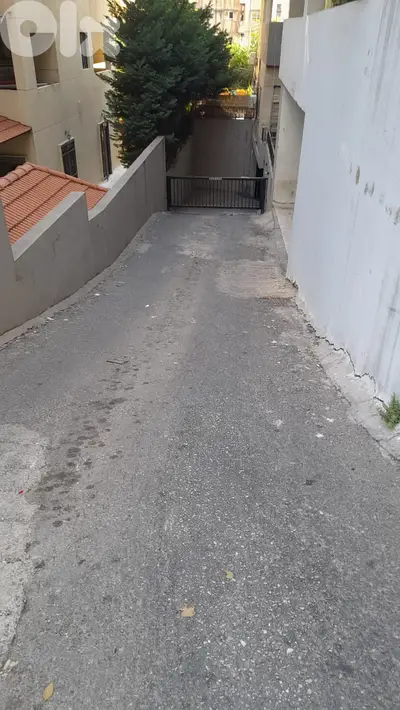 Warehouse for sale in Hadath Baabda , Small Pickup entrance
