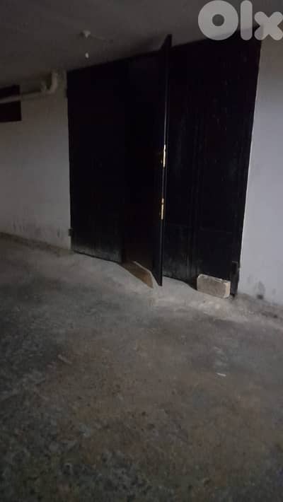 Warehouse for sale in Hadath Baabda , Small Pickup entrance