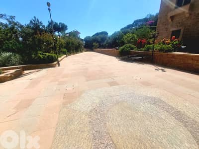 Villa / Palace for sale in Baabdat on a 6000Sqm plot with an open view