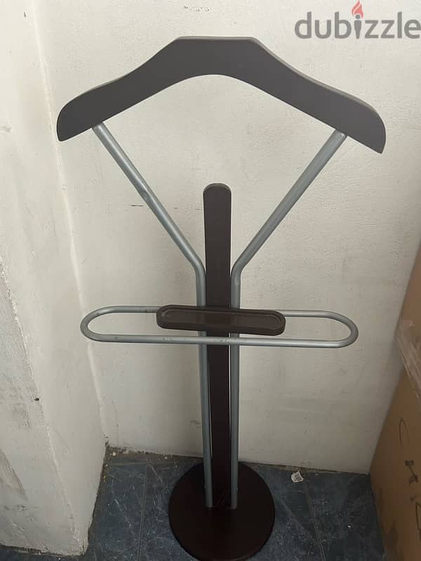 Vintage Clothes Stand – Classic Charm Meets Daily Use! 2