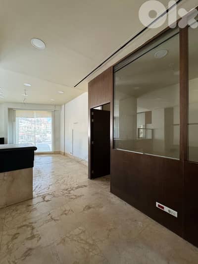 صالة للإيجار في حبوش على الأوتوستراد - Showroom for Rent in Habbouch