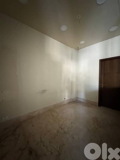صالة للإيجار في حبوش على الأوتوستراد - Showroom for Rent in Habbouch
