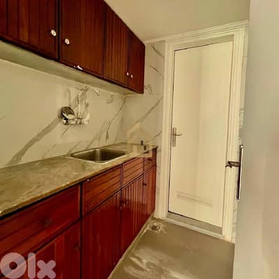 Office for rent in Mar Elias HN145 مكتب للإيجار في مار الياس