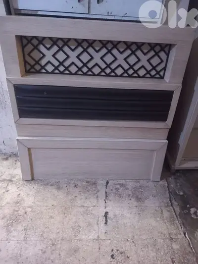 تخت مفرد ونص مع كمود وفرشة