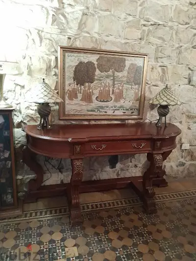 console with 2 side lamps.