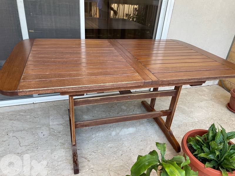 Table and chairs 0