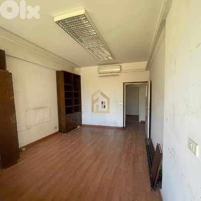 Office for rent in Badaro NY183 مكتب للإيجار في بدارو