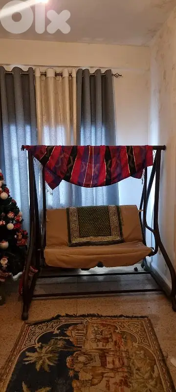مرجوحة مع سقف بيتركب للحماية من الشمس