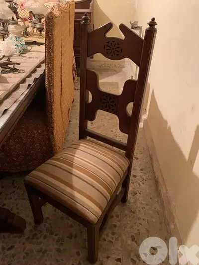 طاولة  سفره  كاملة شبه جديدة+ ٣ثريات