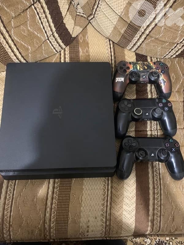 ps4 slim with 4 controllers and 10 cd 0