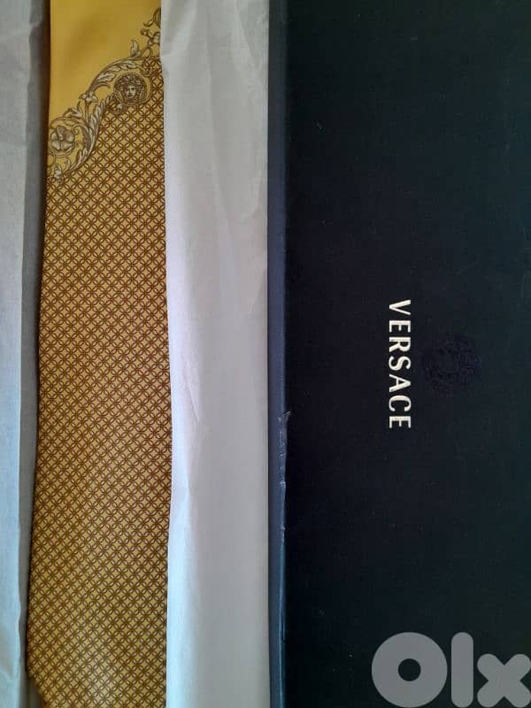 original VERSACE 100%silk tie Made in italy never used Original box 0