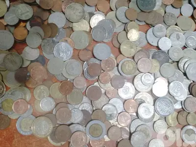 عملات أجنبية وعربية مشكلين قديمين