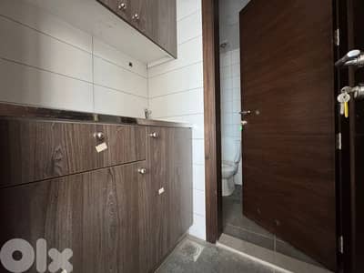 RAO26-4782 Office 70m2 for rent in Sin l Fil, $ 700 cash