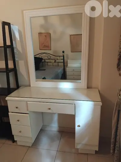 White wood dressing table