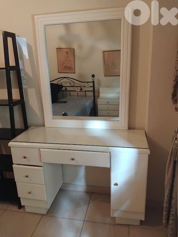 White wood dressing table 0