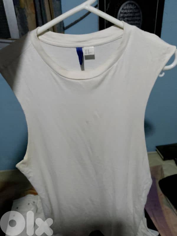 Sleeveless white T-shirt 0