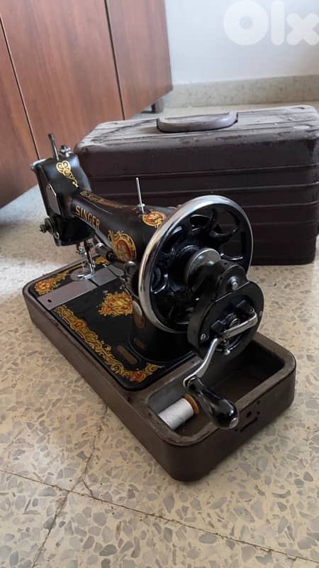 Antique 1956 SINGER Sewing Machine 1
