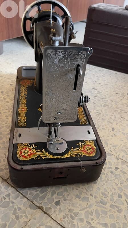 Antique 1956 SINGER Sewing Machine 4