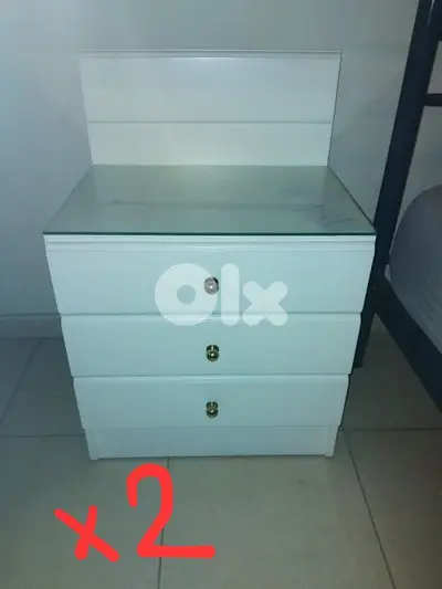 2 nightstands bedside tables