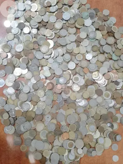 عملات أجنبية وعربية مشكلين قديمين