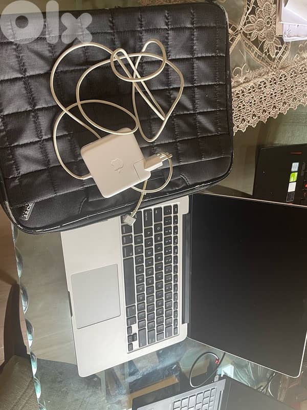 MacBook Pro+ Chargeur+ Bag+ Mouse 1