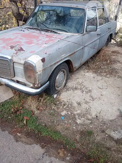 Mercedes-Benz 200 Series 1975