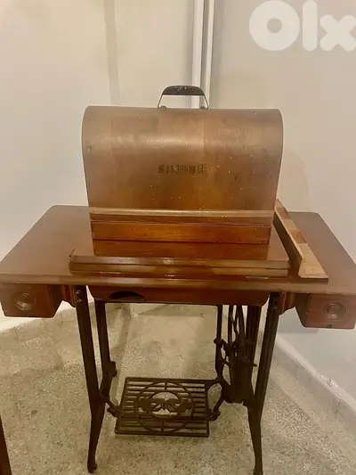 Antique Singer 128b Sewing machine with table