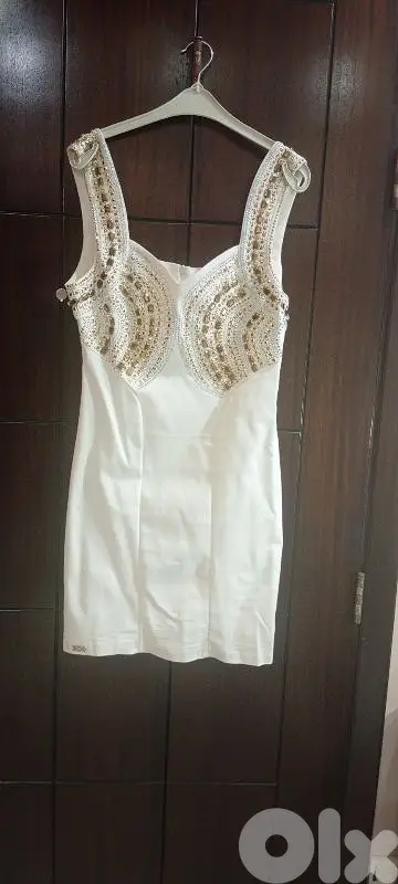 Short white unique dress for classy occasions or evenings.