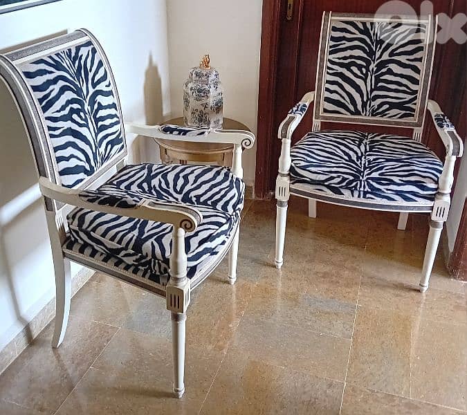 Armchair with round table 0